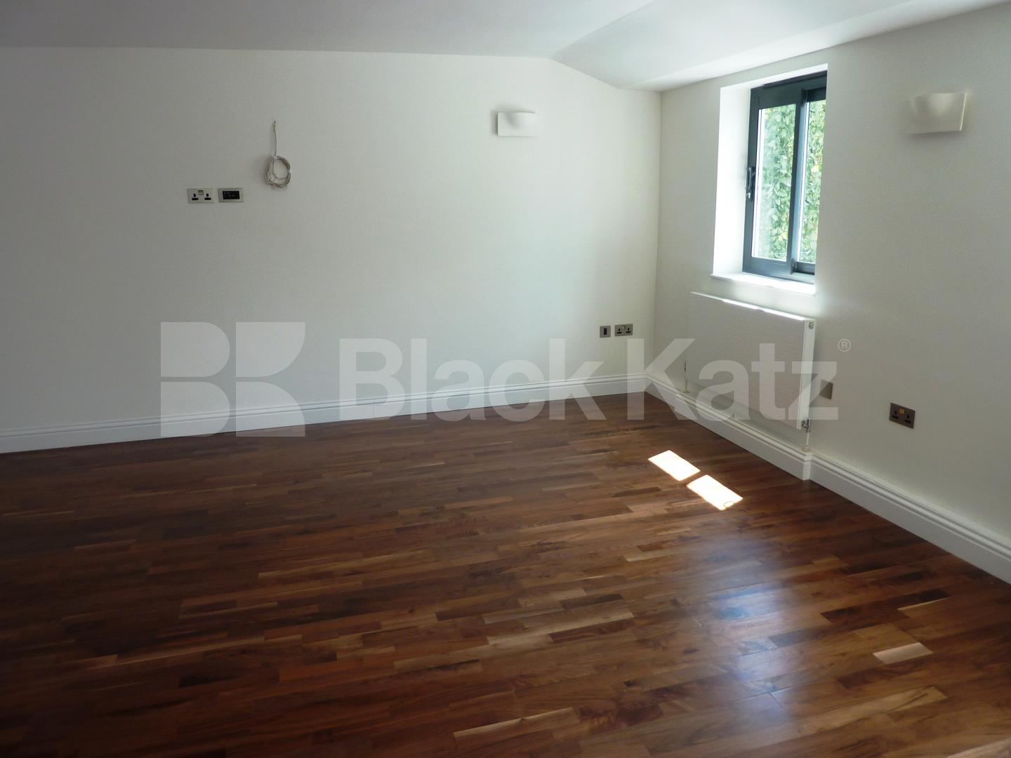 			3 BATHROOMS-2 TERRACES-A MUST SEE!, 4 Bedroom, 1 bath, 1 reception Mews House			 Charlton King Mews, KENTISH TOWN